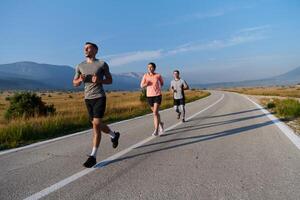 ein Gruppe von freunde pflegt ein gesund Lebensstil durch Laufen draußen auf ein sonnig Tag, Verbindung Über Fitness und genießen das energetisierend Auswirkungen von Übung und Natur foto