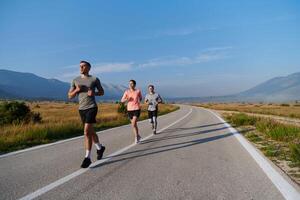 ein Gruppe von freunde pflegt ein gesund Lebensstil durch Laufen draußen auf ein sonnig Tag, Verbindung Über Fitness und genießen das energetisierend Auswirkungen von Übung und Natur foto