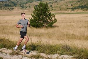 entschlossen schreiten. sportlich Mann begibt sich auf Marathon- Vorbereitung mit lösen. foto