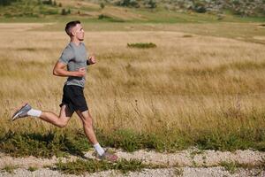 entschlossen schreiten. sportlich Mann begibt sich auf Marathon- Vorbereitung mit lösen. foto