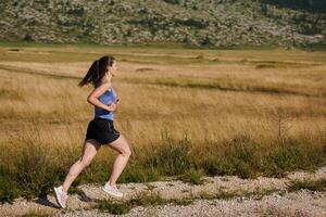 Solo schreiten. entschlossen Athlet Frau begibt sich auf Fitness Reise zum Marathon- Vorbereitung. foto