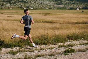 entschlossen schreiten. sportlich Mann begibt sich auf Marathon- Vorbereitung mit lösen. foto