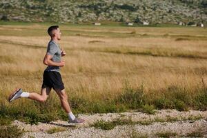 entschlossen schreiten. sportlich Mann begibt sich auf Marathon- Vorbereitung mit lösen. foto