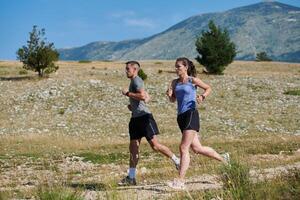 dynamisch Duo. Fitnessbereit Paar umarmt Vertrauen und Vorbereitung zum bevorstehende Marathons foto