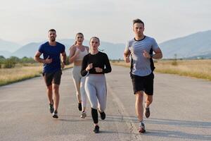 ein Gruppe von freunde pflegt ein gesund Lebensstil durch Laufen draußen auf ein sonnig Tag, Verbindung Über Fitness und genießen das energetisierend Auswirkungen von Übung und Natur foto