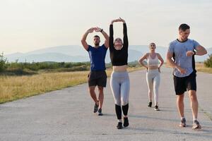 ein Gruppe von freunde pflegt ein gesund Lebensstil durch Laufen draußen auf ein sonnig Tag, Verbindung Über Fitness und genießen das energetisierend Auswirkungen von Übung und Natur foto