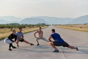 vielfältig Gruppe von Sportler bereiten zusammen zum ein Lauf foto