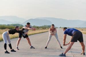 vielfältig Gruppe von Sportler bereiten zusammen zum ein Lauf foto