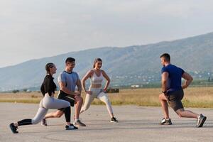 vielfältig Gruppe von Sportler bereiten zusammen zum ein Lauf foto