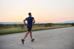 ein gewidmet Marathon- Läufer schiebt selbst zu das Grenze im Ausbildung. foto