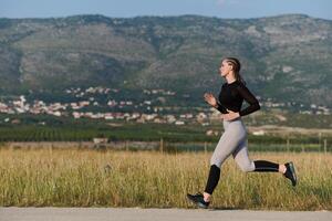 Solo schreiten. entschlossen Athlet Frau begibt sich auf Fitness Reise zum Marathon- Vorbereitung. foto