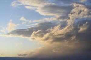 schön rot und Blau Wolken im das Abend. ein schön Sonnenuntergang mit Wolken. foto