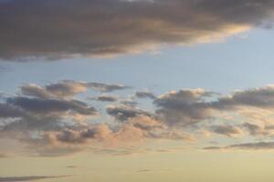 schön rot und Blau Wolken im das Abend. ein schön Sonnenuntergang mit Wolken. foto