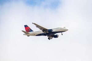 Weiß Passagier Flugzeug fliegend im das Himmel tolle Wolken im das Hintergrund foto