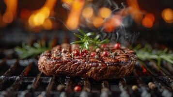 Steak Grillen mit Rosmarin Zweig foto