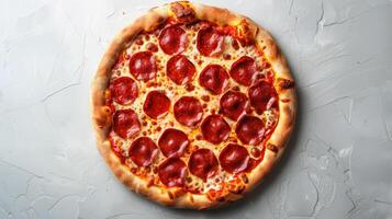 Peperoni Pizza auf Weiß Tabelle foto