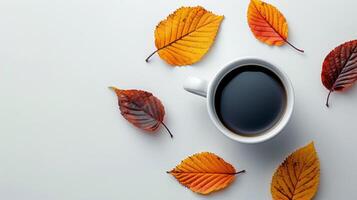 ein Tasse von Kaffee umgeben durch Herbst Blätter foto