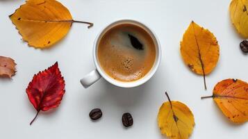 ein Tasse von Kaffee umgeben durch Herbst Blätter foto