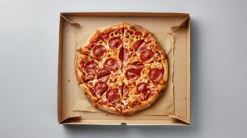 Pizza im ein Box auf Tabelle foto