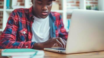 Mann mit Laptop Computer beim Tabelle foto