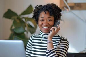 Frau Sitzung beim Schreibtisch reden auf Zelle Telefon foto