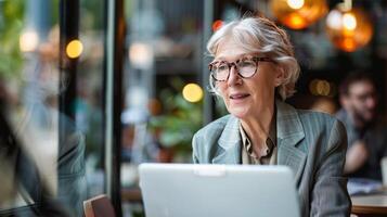 Frau Sitzung im Vorderseite von Laptop Computer foto