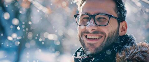 Mann tragen Brille und Hut im Schnee foto