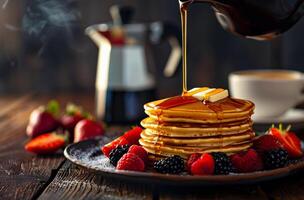 Stapel von Pfannkuchen mit Sirup Gießen Über Sie foto