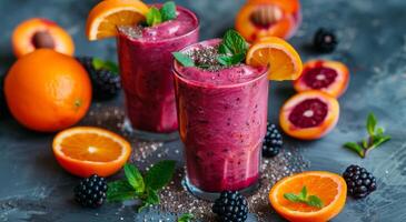 Tabelle mit Orangen, Brombeeren, und Himbeeren foto