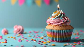 Cupcake mit Kerze auf Blau Hintergrund foto