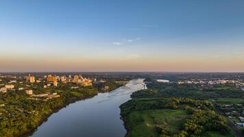 Rand zwischen Brasilien und Paraguay und verbindet foz tun iguacu zu ciudad del das ist es. ponte da amizade im foz tun Iguazú. Antenne Aussicht von das Freundschaft Brücke mit parana Fluss. foto