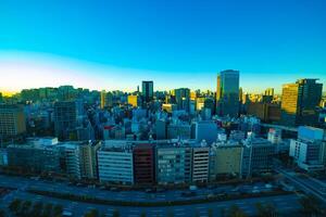 ein Dämmerung Stadtbild im Tokyo hoch Winkel breit Schuss foto