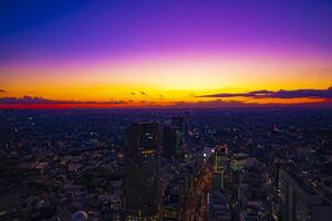 ein Dämmerung Panorama- städtisch Stadtbild im Tokyo hoch Winkel breit Schuss foto
