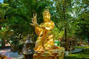 ein Wächter Statue beim suoi tien Park im ho Chi minh Vietnam foto