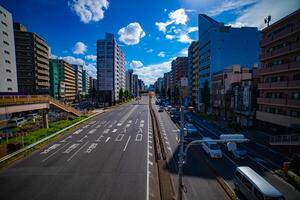 ein der Verkehr Straße beim das Innenstadt im Tokyo breit Schuss foto