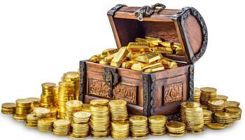 ein Menge von Gold Münzen und Gold Riegel im Holz Truhe isoliert auf ein Weiß Hintergrund foto