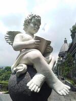 Statue von süß Engel auf das Treppe foto