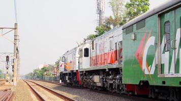 Pendler Linie oder elektrisch Zug im Jakarta, Indonesien. foto
