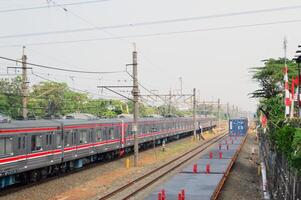 Pendler Linie oder elektrisch Zug im Jakarta, Indonesien. foto