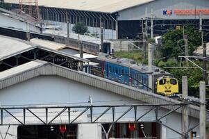 Pendler Linie oder elektrisch Zug im Jakarta, Indonesien. foto