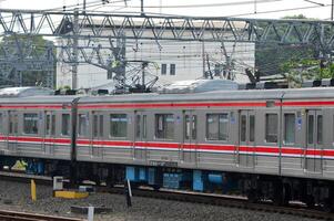 Pendler Linie oder elektrisch Zug im Jakarta, Indonesien. foto