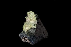 Makro Stein Hyalit Mineral, Turmalin Sherl, rauchig Quarz auf ein schwarz Hintergrund foto