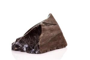 Makro Stein Obsidian Mineral auf Weiß Hintergrund foto