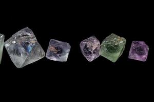 Makro Mineral Fluorit Stein auf Balck Hintergrund foto