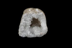 Makro Mineral Stein Quarz Geode schwarz Hintergrund foto