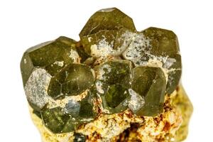 Makro Stein Demantoid Mineral auf Weiß Hintergrund foto