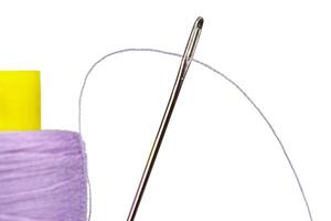 Makro Strang von Faden lila Farben mit ein Nadel auf ein Weiß Hintergrund foto