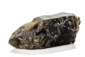Makro Mineral Stein Morgen rauchig Quarz, morion rauchtopas auf ein Weiß Hintergrund foto