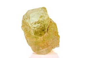 Makro Stein Beryll Mineral auf Weiß Hintergrund foto
