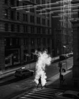 Mann Gehen im Dampf über Neu York Stadt Zebrastreifen foto